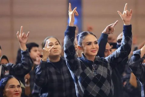 Momen Manis Yuni Shara dan Krisdayanti di Debat Pilkada 2024 Kota Batu, Kompak Tampil Cantik & Elegan hingga Acungkan Salam 3 Jari