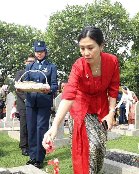 Cantiknya Veronica Tan Berkebaya Merah Bertemu Sinta Nuriyah, Ucapan Istri Gus Dur Bikin 'Jleb' Membekas di Hati