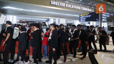 FOTO: Juara Piala AFF 2024, Timnas Futsal Indonesia Disambut Bak Pahlawan Saat Tiba di Tanah Air