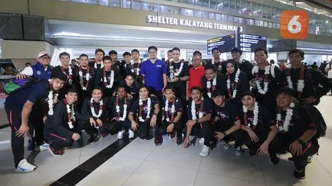 FOTO: Juara Piala AFF 2024, Timnas Futsal Indonesia Disambut Bak Pahlawan Saat Tiba di Tanah Air