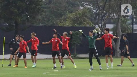 Dianggap Jomplang, Gaya Necis Pemain Timnas Jepang VS Legging Merah Timnas Indonesia