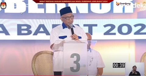 Cawagub Ronald Sampai Berdiri & Demul Mendekat Colek Syaikhu di Debat, Ada Apa?