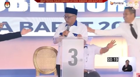 Cawagub Ronald Sampai Berdiri & Demul Mendekat Colek Syaikhu di Debat, Ada Apa?