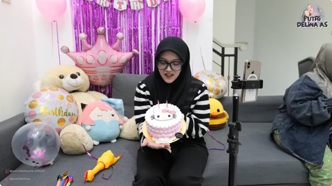 Potret Putri Delina Rayakan Ultah Bintang Anak Teddy Pardiyana Lewat Video Call, Siapkan Kue Hello Kitty & Dekorasi Lucu