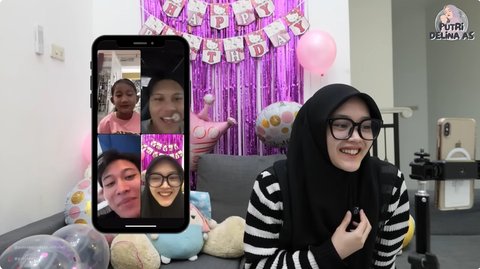 Potret Putri Delina Rayakan Ultah Bintang Anak Teddy Pardiyana Lewat Video Call, Siapkan Kue Hello Kitty & Dekorasi Lucu