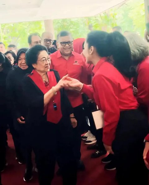 Momen Krisdayanti saat Cium Tangan Megawati,Singgung Saripati Perjuangan di Hari Pahlawan