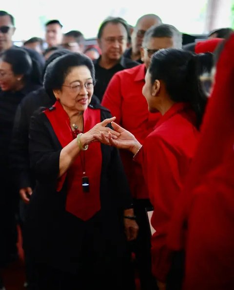 Momen Krisdayanti saat Cium Tangan Megawati,Singgung Saripati Perjuangan di Hari Pahlawan