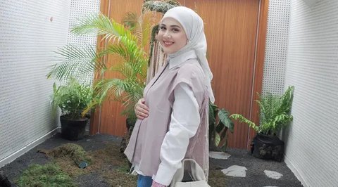 Hamil Anak Ketiga, Potret Kesha Ratuliu Pamer Baby Bump - Kecantikan Bumil Semakin Terpancar