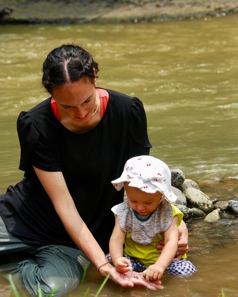 Potret Seru Nadine Chandrawinata Ajak Dua Putri Cantiknya Main di Sungai, Sederhana tapi Bikin Bahagia