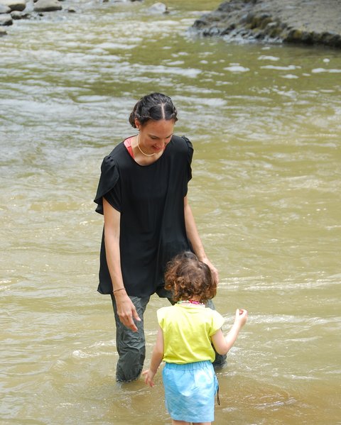 Potret Seru Nadine Chandrawinata Ajak Dua Putri Cantiknya Main di Sungai, Sederhana tapi Bikin Bahagia