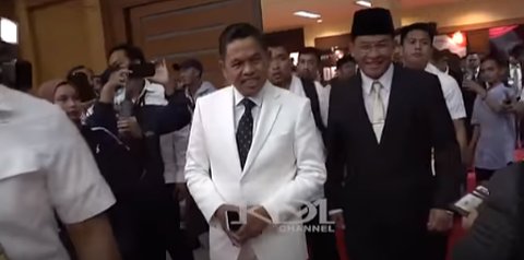 Penampilan Necis Dedi Mulyadi dengan Gaya Rambut Semar di Debat Pilgub Jabar Jadi Sorotan