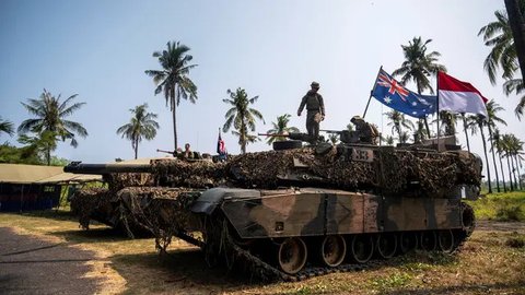 FOTO: Aksi Prajurit TNI dan Tentara Australia Lancarkan Operasi Amfibi Serbu Wilayah Musuh di Pantai Banongan