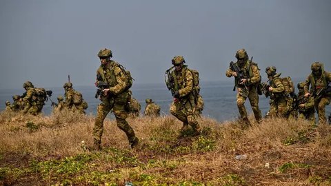 FOTO: Aksi Prajurit TNI dan Tentara Australia Lancarkan Operasi Amfibi Serbu Wilayah Musuh di Pantai Banongan