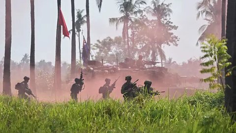 FOTO: Aksi Prajurit TNI dan Tentara Australia Lancarkan Operasi Amfibi Serbu Wilayah Musuh di Pantai Banongan