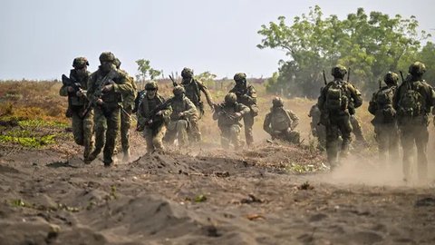 FOTO: Aksi Prajurit TNI dan Tentara Australia Lancarkan Operasi Amfibi Serbu Wilayah Musuh di Pantai Banongan