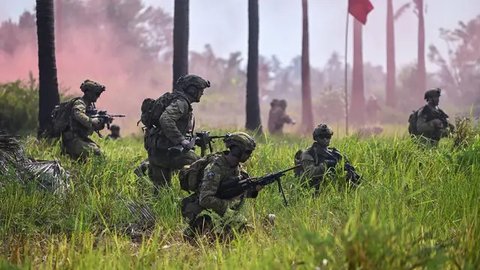 FOTO: Aksi Prajurit TNI dan Tentara Australia Lancarkan Operasi Amfibi Serbu Wilayah Musuh di Pantai Banongan