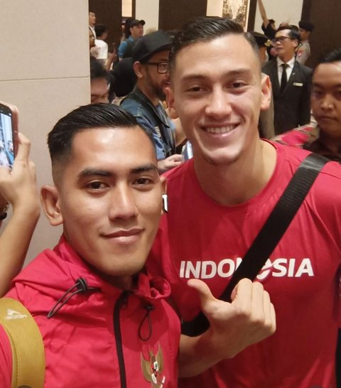 Dibilang Kembar Bak Pinang Dibelah Dua, 7 Potret Hanafi Citayam Jumpa Jay Idzes Bek Andalan Timnas Indonesia