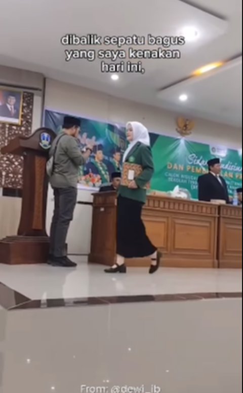 Mahasiswi ini Pakai Sepatu Paling 'Mahal' Sedunia di Acara Pembekalan Wisuda, Ada Kisah Haru di Baliknya