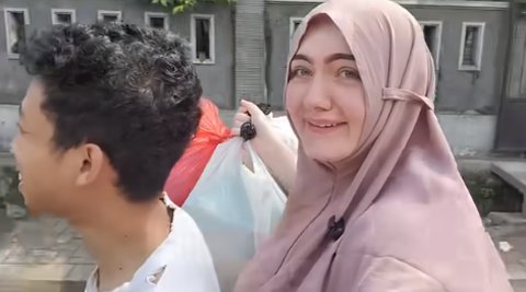 Bule Cantik Mualaf dari Amerika Ikut Menimbang Rongsokan Bareng Sang Suami 'Ini Pengalaman yang Sangat Lucu'