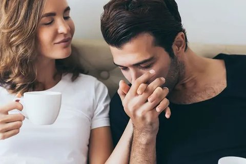 5 Cara Pria Menunjukkan Cinta yang Tulus Tanpa Mengucapkan Kata-kata