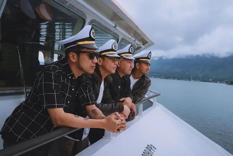 6 Gaya Raffi Ahmad, Gading Marten, Desta & Ariel Noah Asik Liburan ke Danau Toba, Keliling Naik Moge hingga Foto di Patung Yesus Kristus