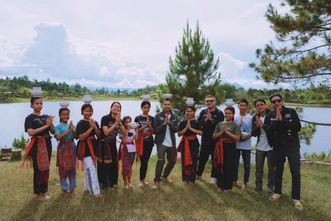 6 Gaya Raffi Ahmad, Gading Marten, Desta & Ariel Noah Asik Liburan ke Danau Toba, Keliling Naik Moge hingga Foto di Patung Yesus Kristus