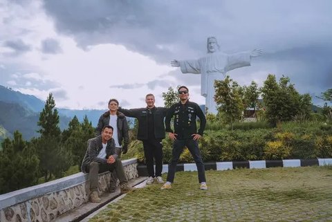 6 Gaya Raffi Ahmad, Gading Marten, Desta & Ariel Noah Asik Liburan ke Danau Toba, Keliling Naik Moge hingga Foto di Patung Yesus Kristus