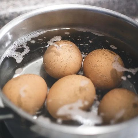 Rahasia Telur Rebus Sempurna, Kuning di Tengah Tanpa Garis Hijau