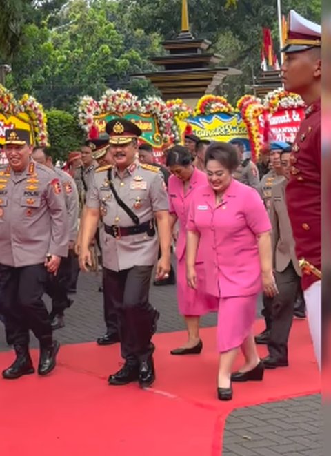 Agus Andrianto Pensiun dari Polri, Air Mata Sang Istri Tak Terbendung saat Acara Perpisahan