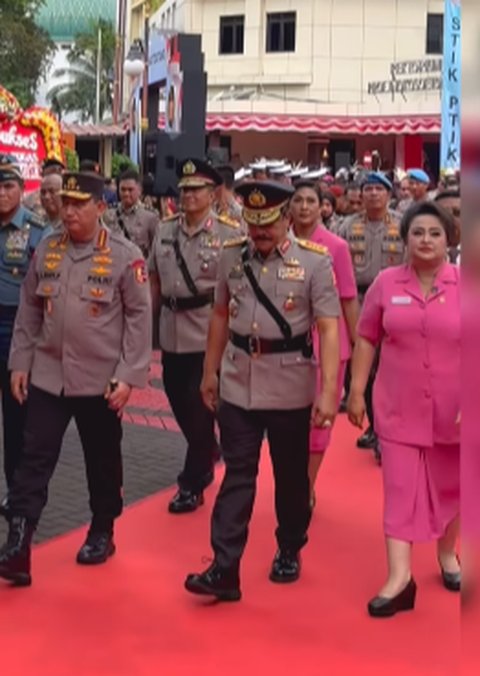 Agus Andrianto Pensiun dari Polri, Air Mata Sang Istri Tak Terbendung saat Acara Perpisahan