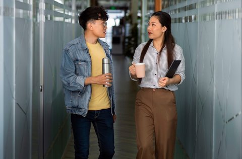 Berdiri dan Peregangan di Kantor: Solusi Sederhana untuk Mengurangi Stres dan Kelelahan