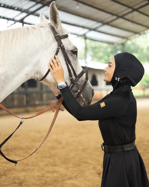 7 Potret Cantik Putri Zulhas Calon Istri Zumi Zola, Hobi Berkuda di Tengah Kesibukannya Jadi Politisi dan Pengusaha