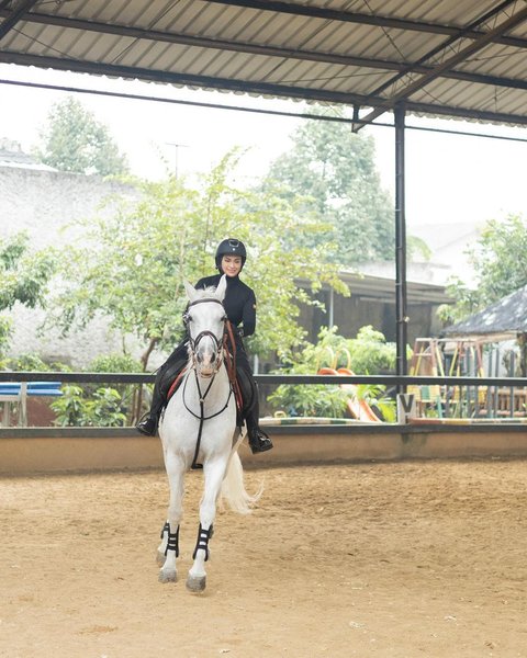 7 Potret Cantik Putri Zulhas Calon Istri Zumi Zola, Hobi Berkuda di Tengah Kesibukannya Jadi Politisi dan Pengusaha