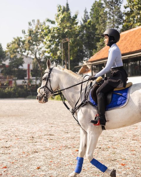 7 Potret Cantik Putri Zulhas Calon Istri Zumi Zola, Hobi Berkuda di Tengah Kesibukannya Jadi Politisi dan Pengusaha