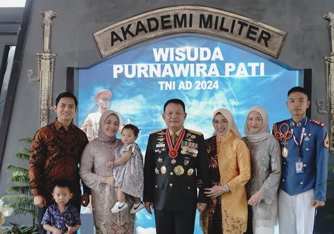 Potret Jenderal Dudung Bareng Keluarga di Acara Wisuda Purnawira Pati TNI AD, Putranya yang Taruna Akmil Bikin Salfok