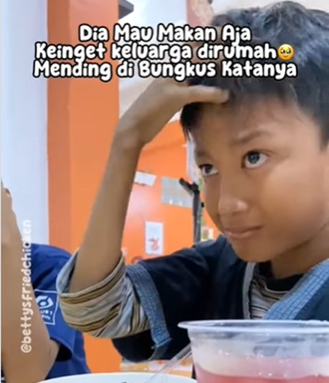 Bocah ini Menangis saat Ditraktir Makan Bareng Temannya, Ditanya Kenapa Ternyata Alasannya Bikin Sedih