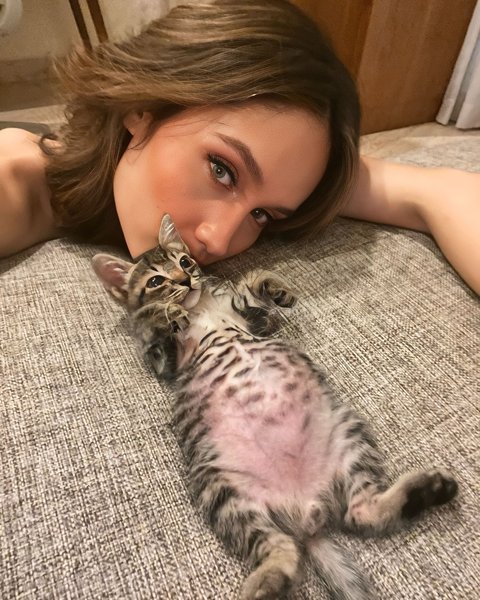 Gemas Banget, Potret Cinta Laura Bareng Spikey si Kucing Mujair yang Selalu jadi Sorotan