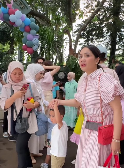 Momen Menggemaskan Rayyanza Asyik Berkuda saat Hadiri Ulang Tahun Azzura, Banjir Sorotan