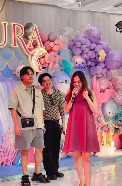 10 Foto Mahalini Pakai Mini Dress Pink di Ulang Tahun Azura, Diduga Sedang Hamil