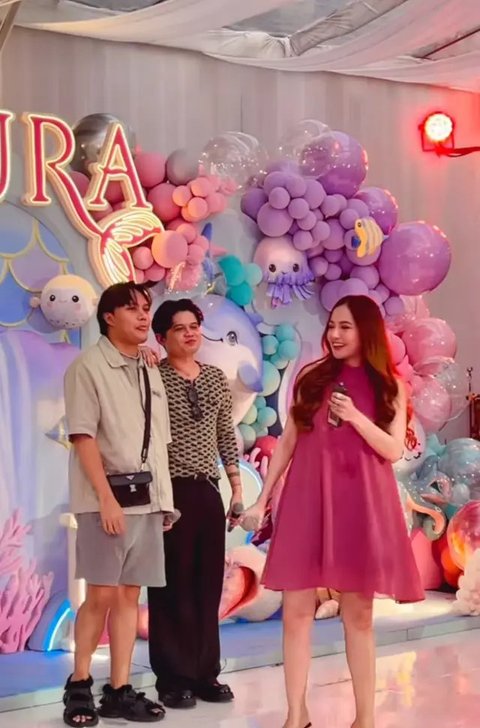 10 Foto Mahalini Pakai Mini Dress Pink di Ulang Tahun Azura, Diduga Sedang Hamil