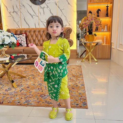 4 Ide Baju Lebaran Anak Perempuan, Para Putri Selebriti Jadi Inspirasi