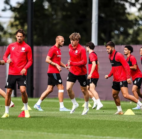 Naturalisasi Berjalan, Potret Ole Romeny Melokal Tandatangani Jersey Timnas Indonesia Milik Bocil di Jakarta