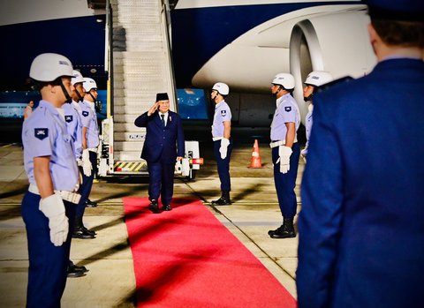 Aksi Sigap Mayor TNI Teddy Rapikan Syal Prabowo Depan Pemimpin Dunia di KTT APEC