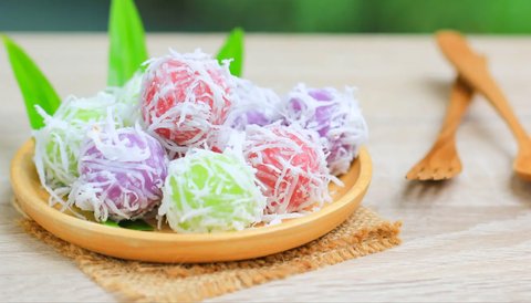 Filosofi Klepon, Makanan Bulat Hijau dengan Balutan Kelapa yang Penuh Kelembutan, Kejutan, dan Makna Kehidupan