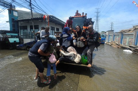 FOTO: Penampakan Banjir Rob Rendam Pesisir Utara Jakarta, Warga Dievakuasi Naik Buldoser