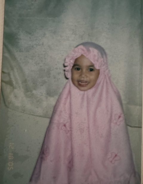 Potret Masa Kecil Azizah Salsha yang  Cantik dan Menggemaskan Banget, Punya Kebiasaan Menghisap Jempol