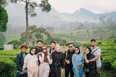 Potret Pengantin Baru Irish Bella & HAldy Sabri Liburan Bareng Teman Artis, Kunjungi Kebun Teh yang Sejuk Banget