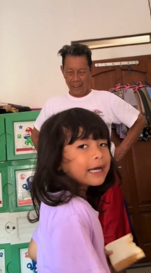 Momen Lucu Haji Malih Bareng Melisya, Anaknya yang Miliki Logat Mirip Sekali dengan Sang Ayah