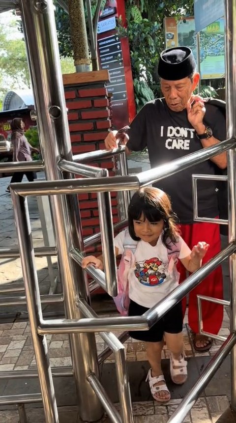 Momen Lucu Haji Malih Bareng Melisya, Anaknya yang Miliki Logat Mirip Sekali dengan Sang Ayah