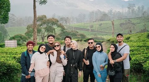 8 Foto Geng Artis Irish Bella Berpiknik di Bandung, Menghabiskan Momen Romantis Bersama Pasangan